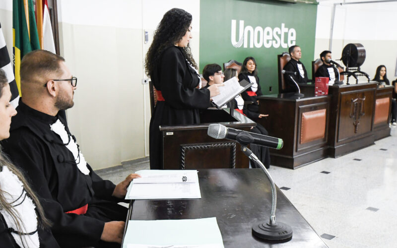 Estudantes do curso de Direito participam de atividade prática em tribunal simulado da Unoeste, com júri, tribuna e bancada de julgamento.