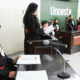 Estudantes do curso de Direito participam de atividade prática em tribunal simulado da Unoeste, com júri, tribuna e bancada de julgamento.