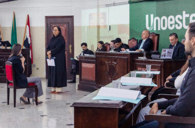 Simulação de julgamento no Tribunal Jurídico da Unoeste, com participantes representando diferentes funções em uma audiência.