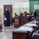 Simulação de julgamento no Tribunal Jurídico da Unoeste, com participantes representando diferentes funções em uma audiência.