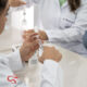 Estudantes de Enfermagem da Unoeste, usando jalecos brancos, praticam o manuseio de seringas durante atividade em laboratório.
